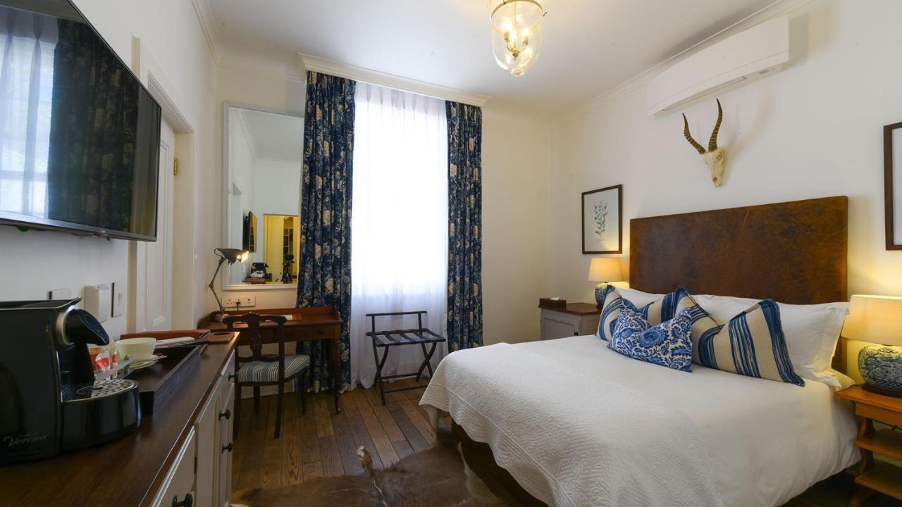 Drostdy Hotel Graaff-Reinet Kültér fotó A room at the hotel