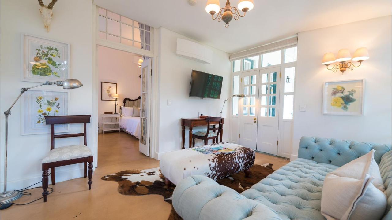 Drostdy Hotel Graaff-Reinet Kültér fotó A living room in a typical apartment