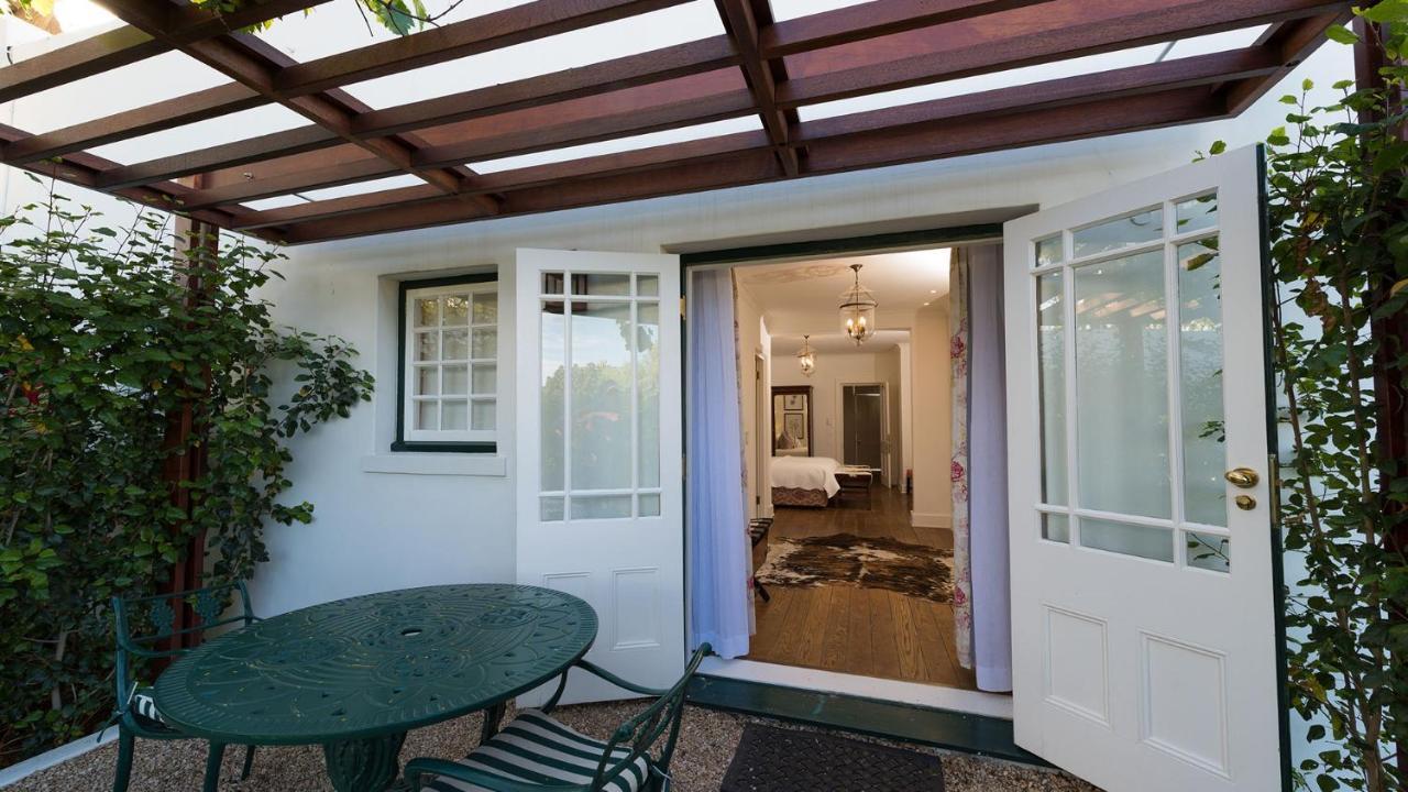 Drostdy Hotel Graaff-Reinet Kültér fotó The entrance to the cottage