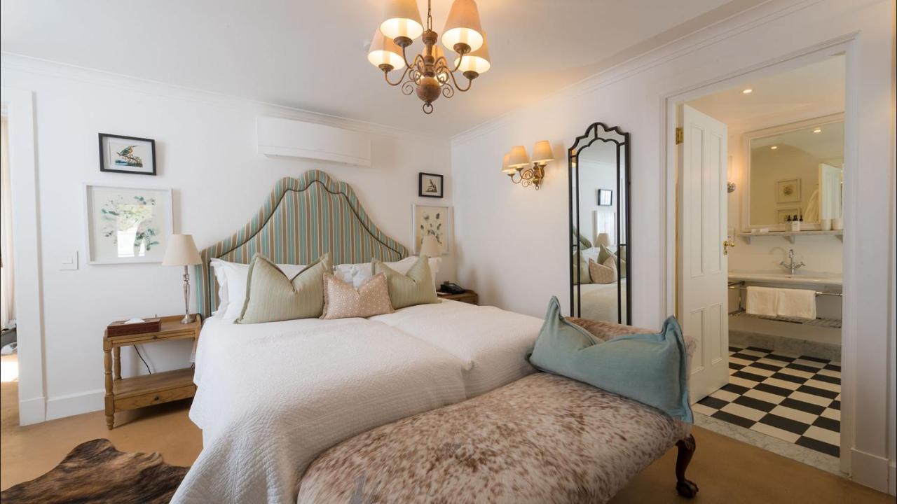 Drostdy Hotel Graaff-Reinet Kültér fotó A bedroom at the hotel