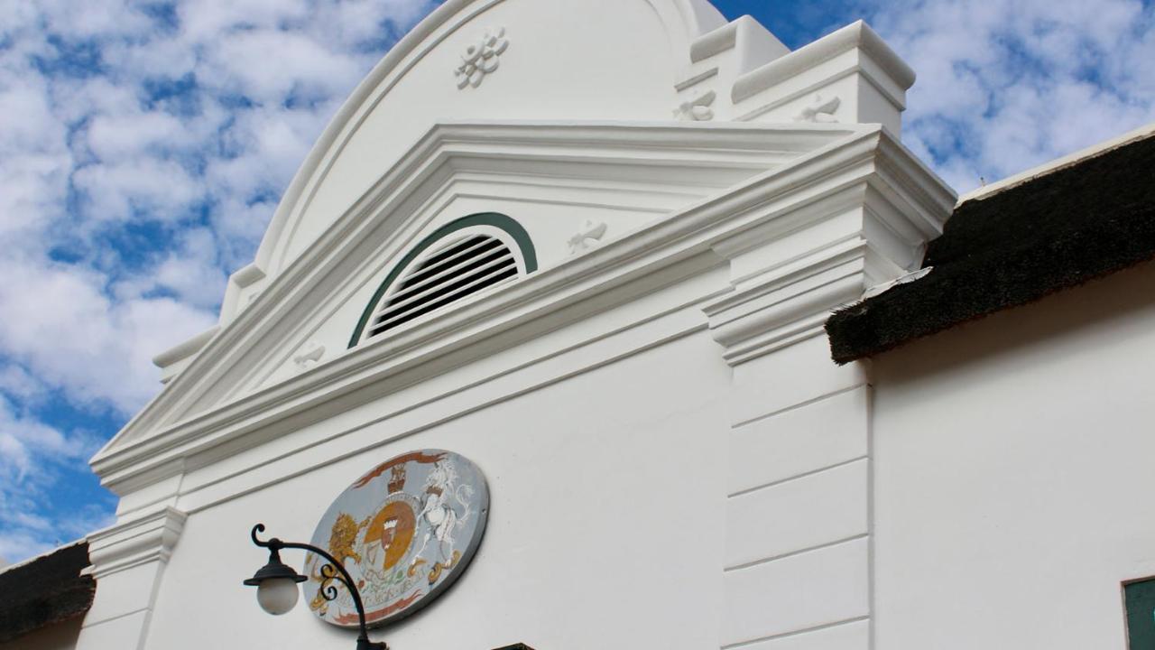 Drostdy Hotel Graaff-Reinet Kültér fotó The facade of the church
