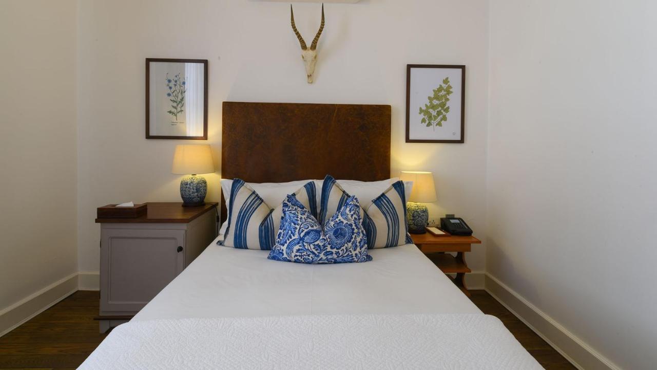 Drostdy Hotel Graaff-Reinet Kültér fotó A bedroom at the hotel