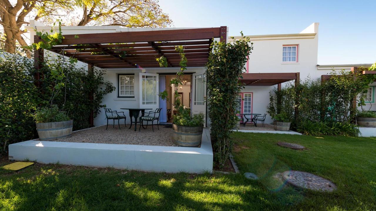 Drostdy Hotel Graaff-Reinet Kültér fotó A pergola in a garden
