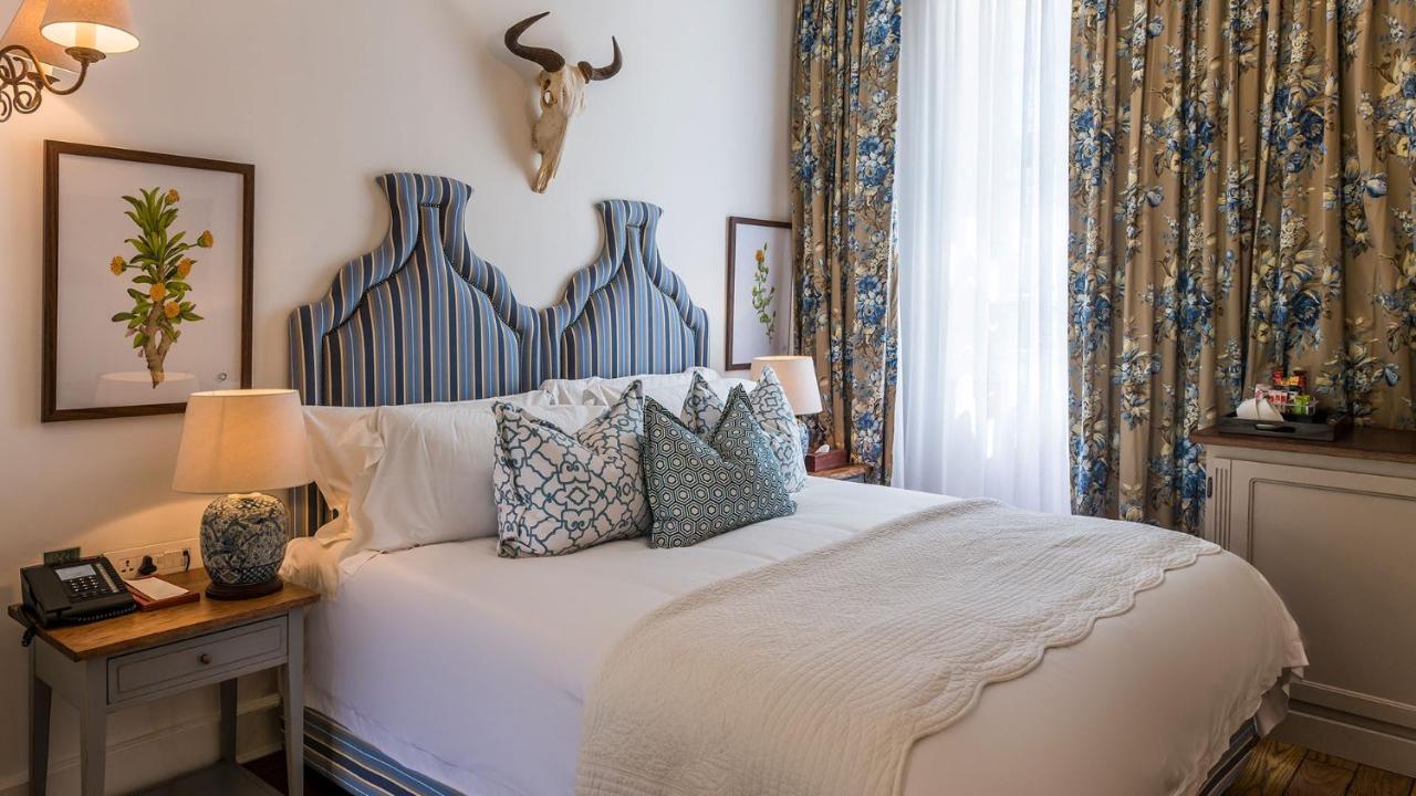 Drostdy Hotel Graaff-Reinet Kültér fotó A guest room at the Inn at 212
