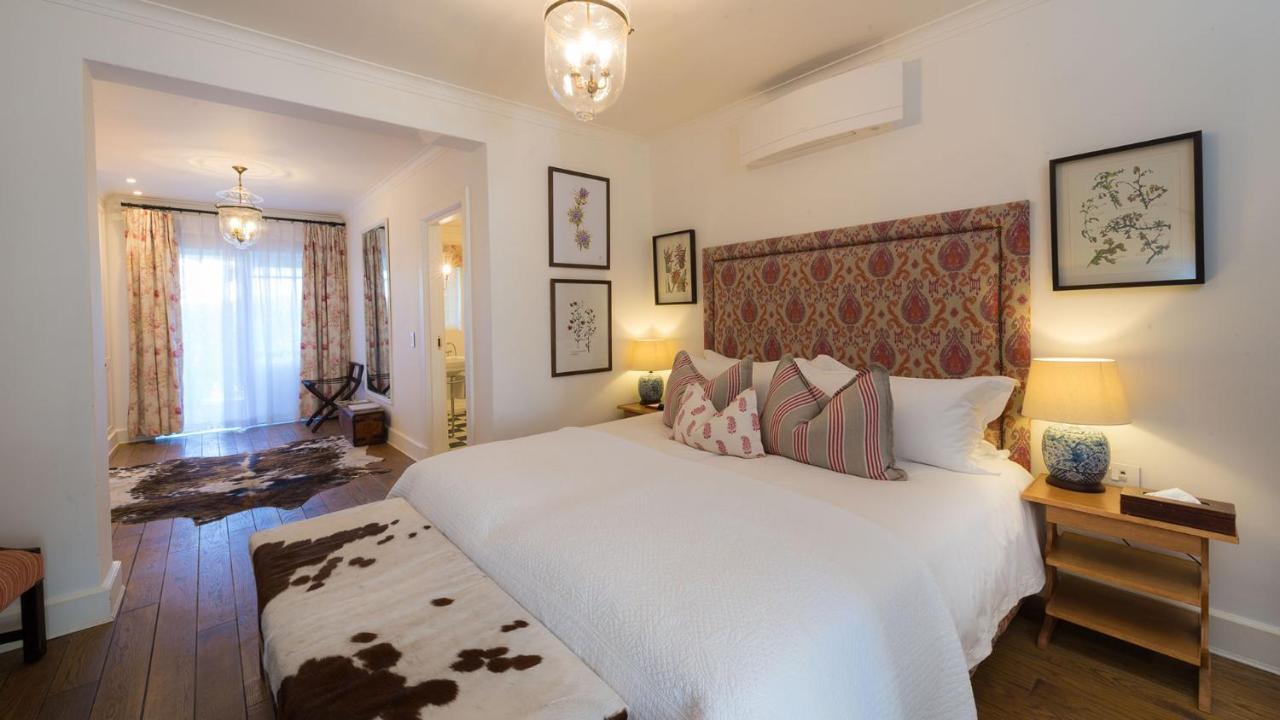 Drostdy Hotel Graaff-Reinet Kültér fotó A bedroom at the Cape Heritage