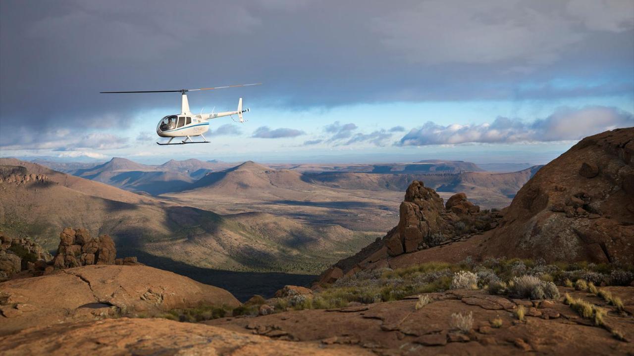 Drostdy Hotel Graaff-Reinet Kültér fotó A Robinson R44 helicopter flying over the Namib Desert